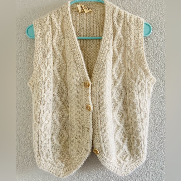 squirrel yarns Other - 🅾️SOLD🅾️Mens Medium Sweater Vest Alpaca Wool Button Cream Ivory Squirrels Yarn